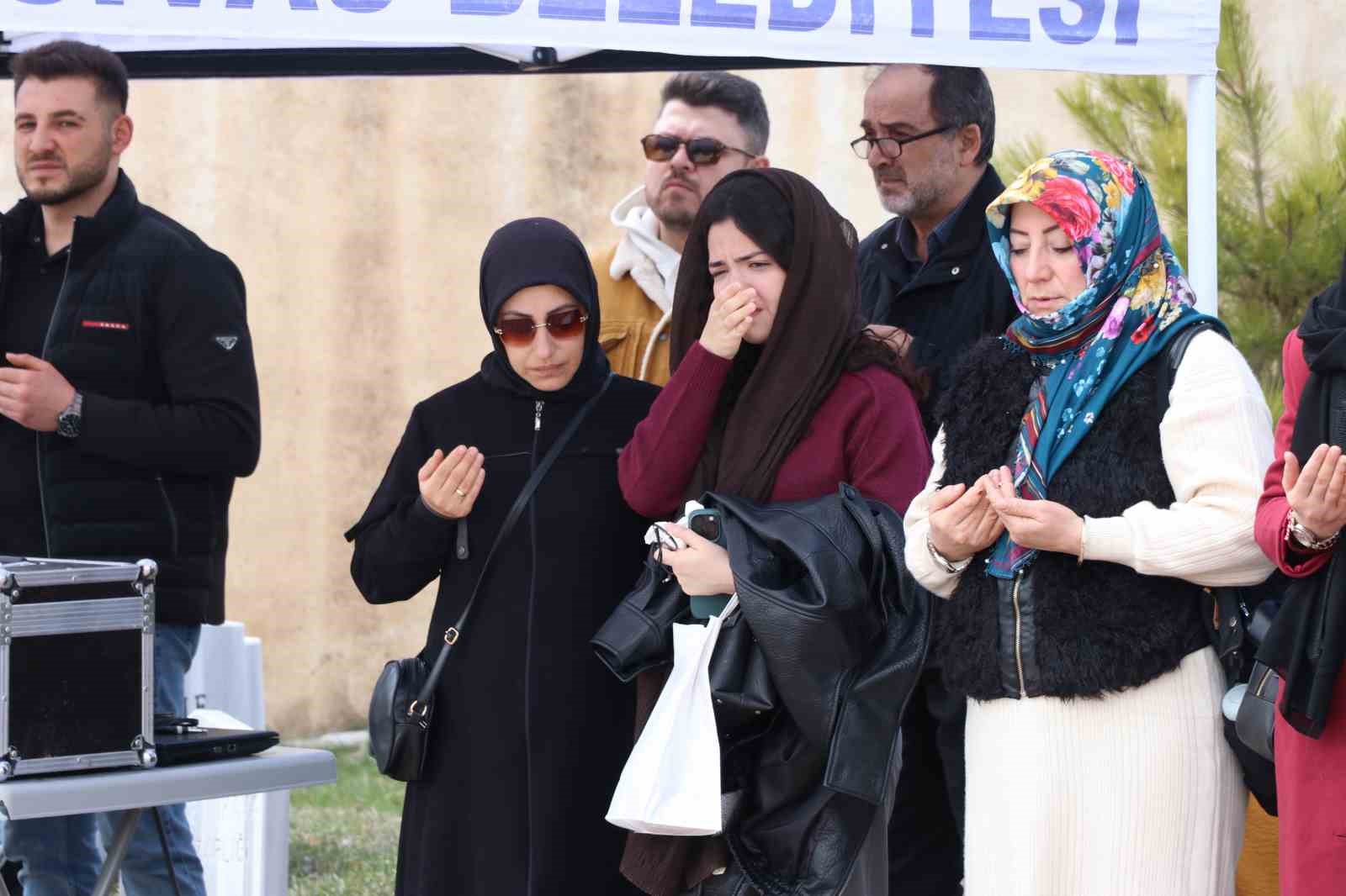 Kahramanmaraş’ta Muhsin Yazıcıoğlu’yla birlikte düşen helikopterde vefat edenler mezarları başında anıldı 6 kahramanmarasta muhsin yaziciogluyla birlikte dusen helikopterde vefat edenler mezarlari basinda anildi 2 ucflnlgZ