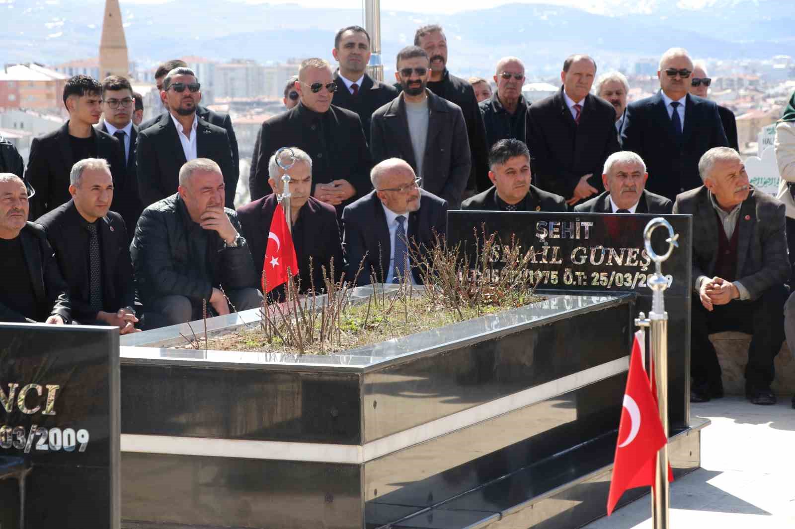 Kahramanmaraş’ta Muhsin Yazıcıoğlu’yla birlikte düşen helikopterde vefat edenler mezarları başında anıldı 7 kahramanmarasta muhsin yaziciogluyla birlikte dusen helikopterde vefat edenler mezarlari basinda anildi 3 DQUc7fh2