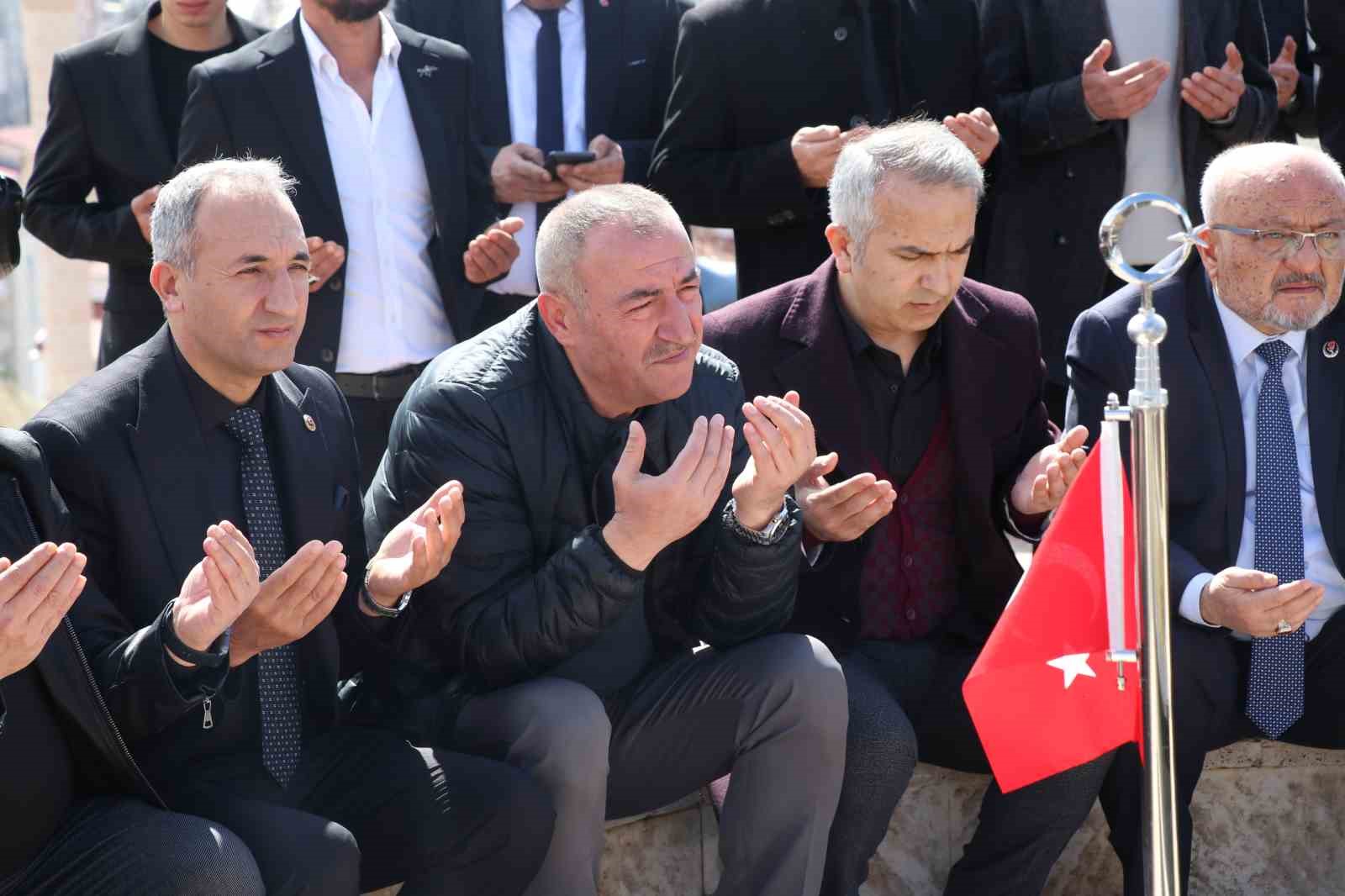 Kahramanmaraş’ta Muhsin Yazıcıoğlu’yla birlikte düşen helikopterde vefat edenler mezarları başında anıldı 8 kahramanmarasta muhsin yaziciogluyla birlikte dusen helikopterde vefat edenler mezarlari basinda anildi 4 wIFvvYp1