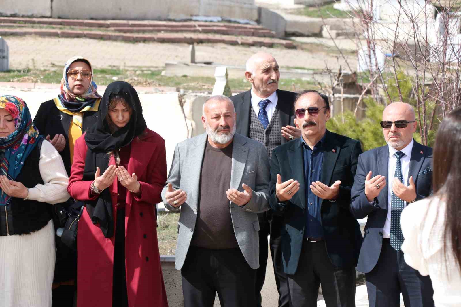Kahramanmaraş’ta Muhsin Yazıcıoğlu’yla birlikte düşen helikopterde vefat edenler mezarları başında anıldı 9 kahramanmarasta muhsin yaziciogluyla birlikte dusen helikopterde vefat edenler mezarlari basinda anildi 5 H5yNucHs