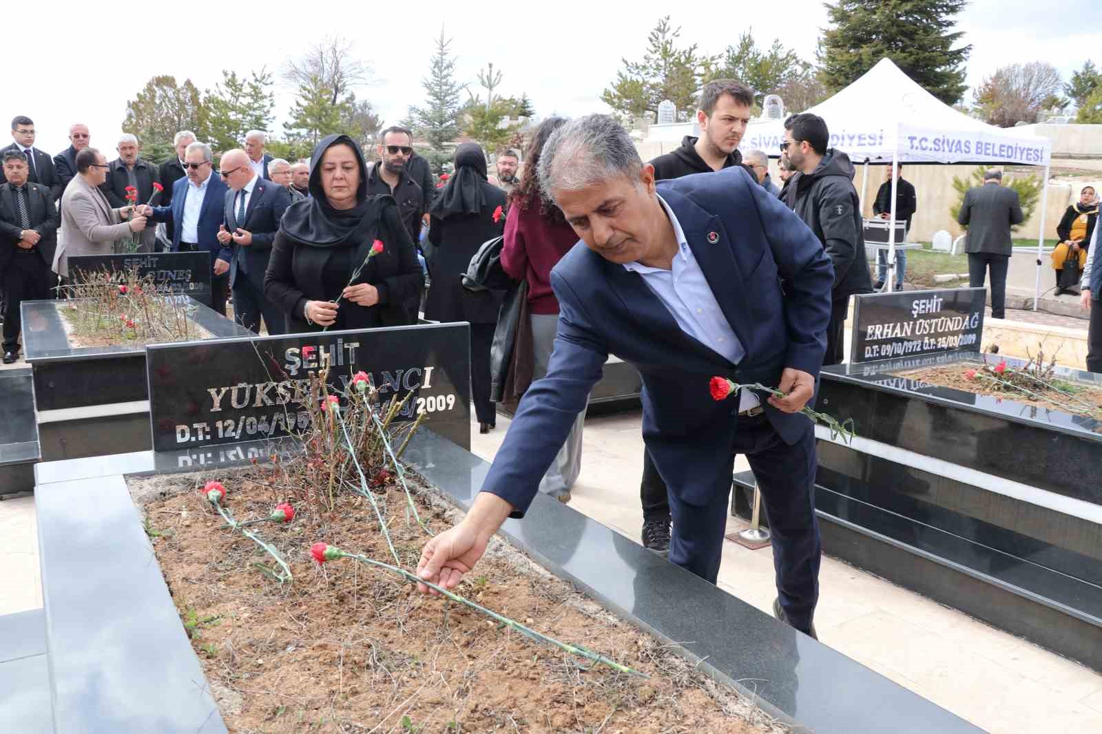 Kahramanmaraş’ta Muhsin Yazıcıoğlu’yla birlikte düşen helikopterde vefat edenler mezarları başında anıldı 10 kahramanmarasta muhsin yaziciogluyla birlikte dusen helikopterde vefat edenler mezarlari basinda anildi 6