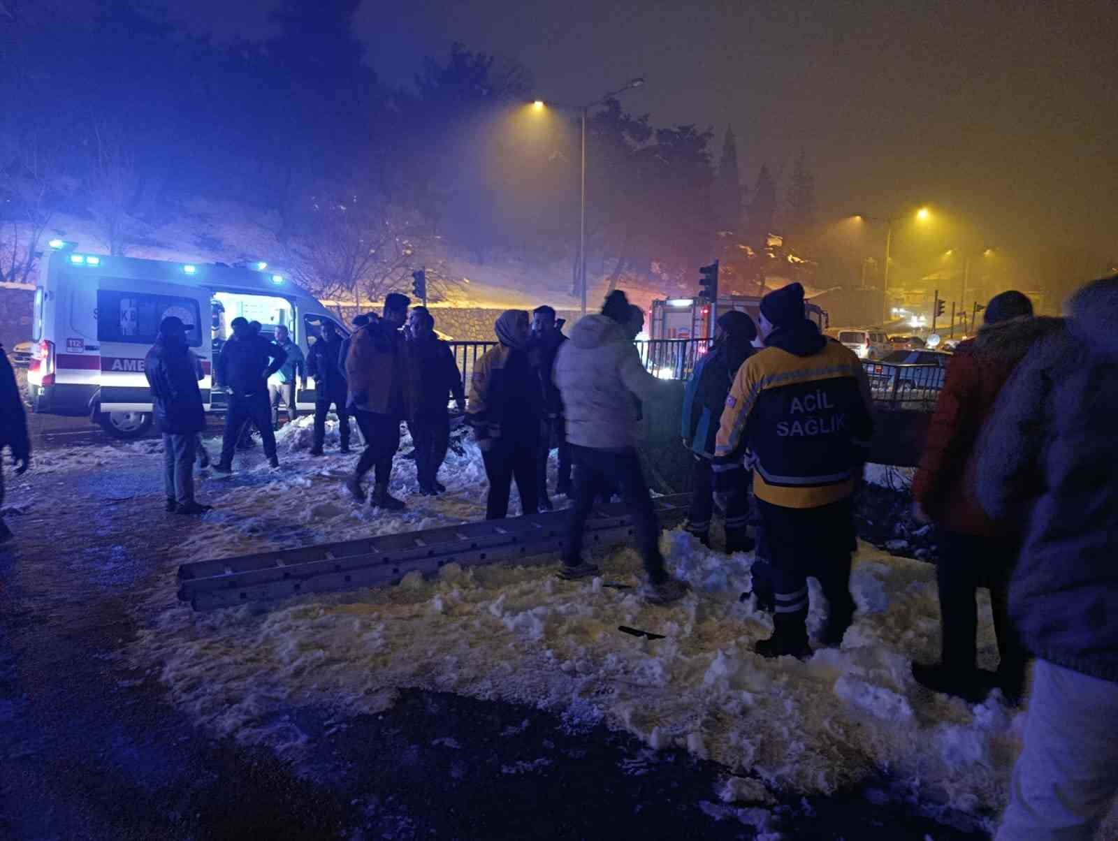 kahramanmarasta otomobil kopruden uctu 1i agir 4 kisi yaralandi 2