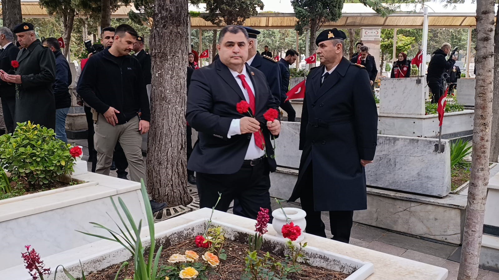 kahramanmarasta protokolden bayram oncesi sehitlik ziyareti 4 rvyvTXa8