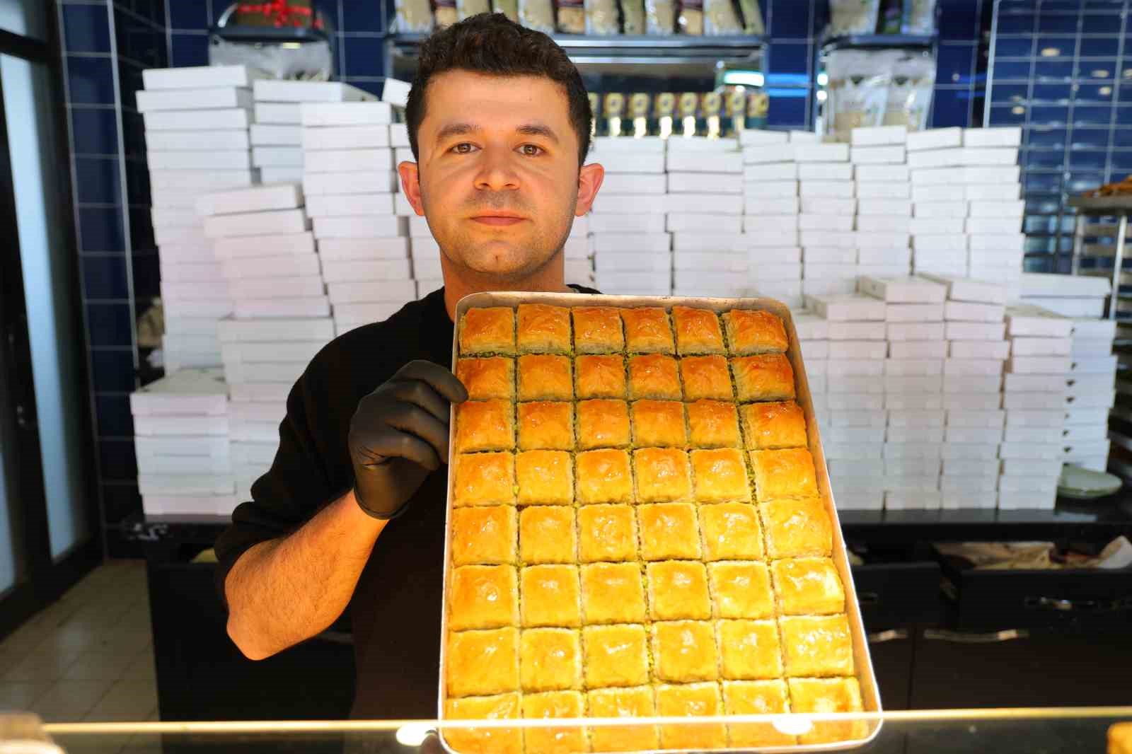 kahramanmarasta ramazan tatlilari tezgahlari susluyor 3 UXLCWQ9Z