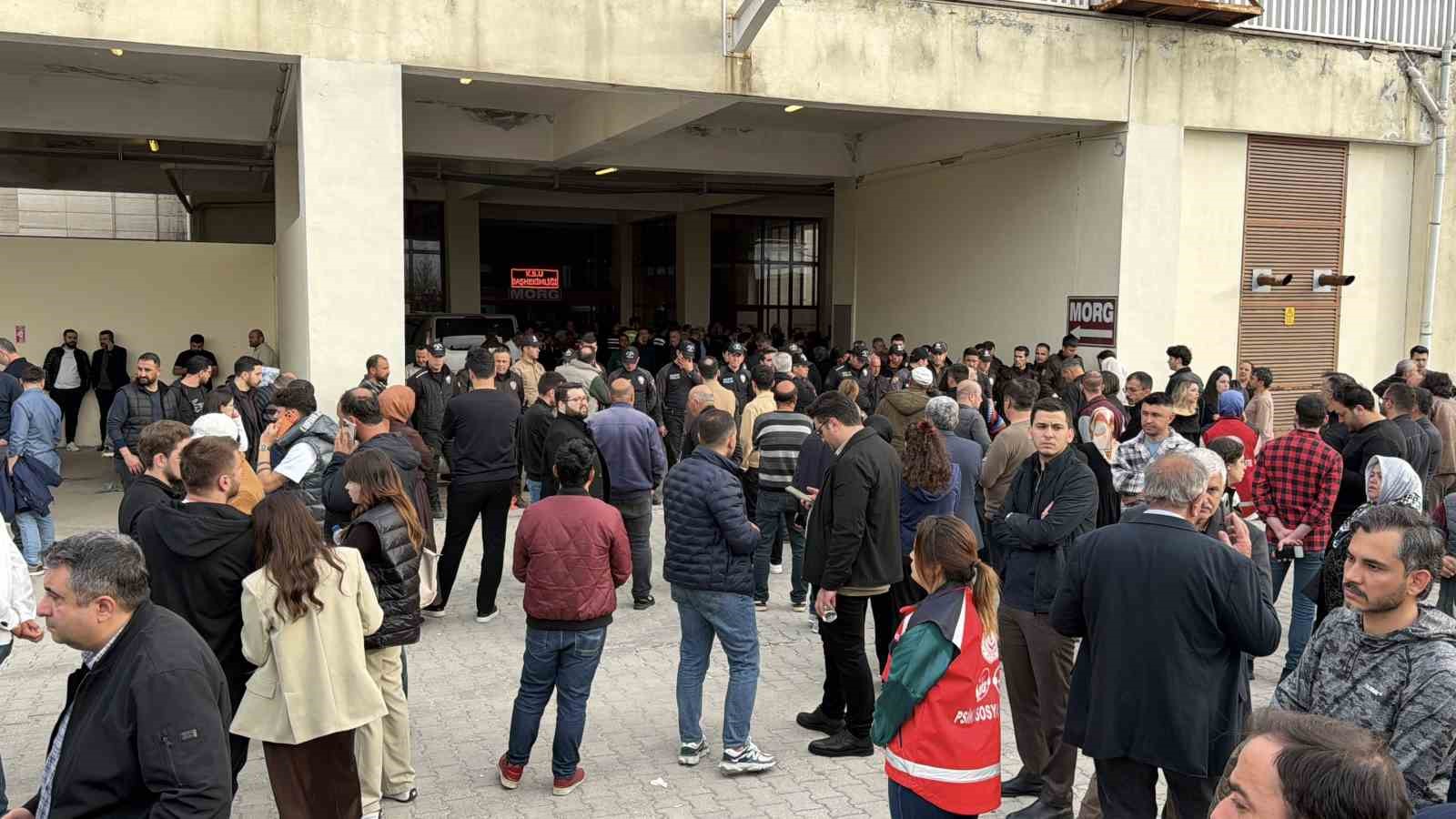 kahramanmarasta saldirida hayatini kaybedenlerin cenazesi icin bekleyis devam ediyor 0 eCIGV3jQ