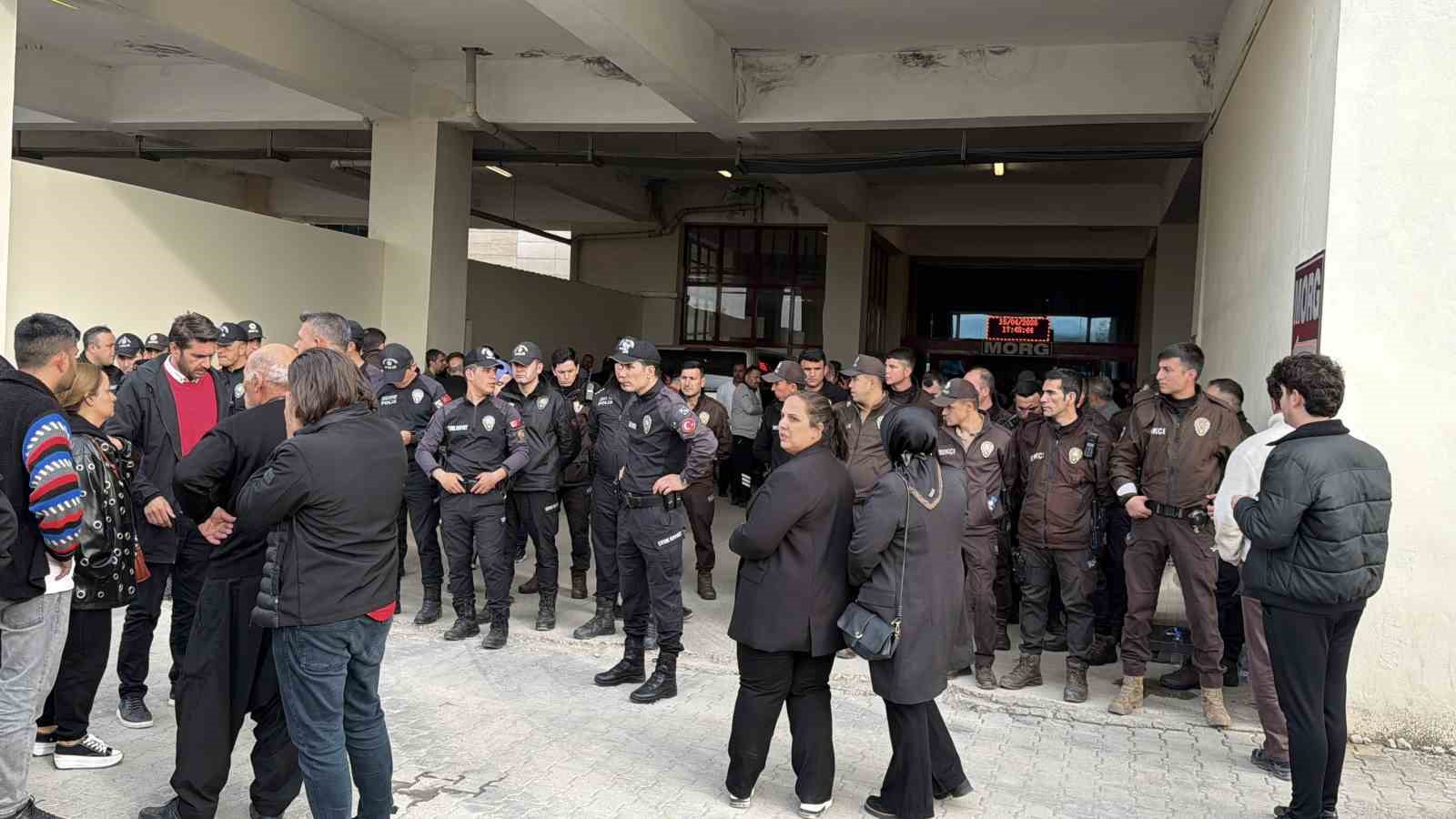 kahramanmarasta saldirida hayatini kaybedenlerin cenazesi icin bekleyis devam ediyor 1 uFLHPm58