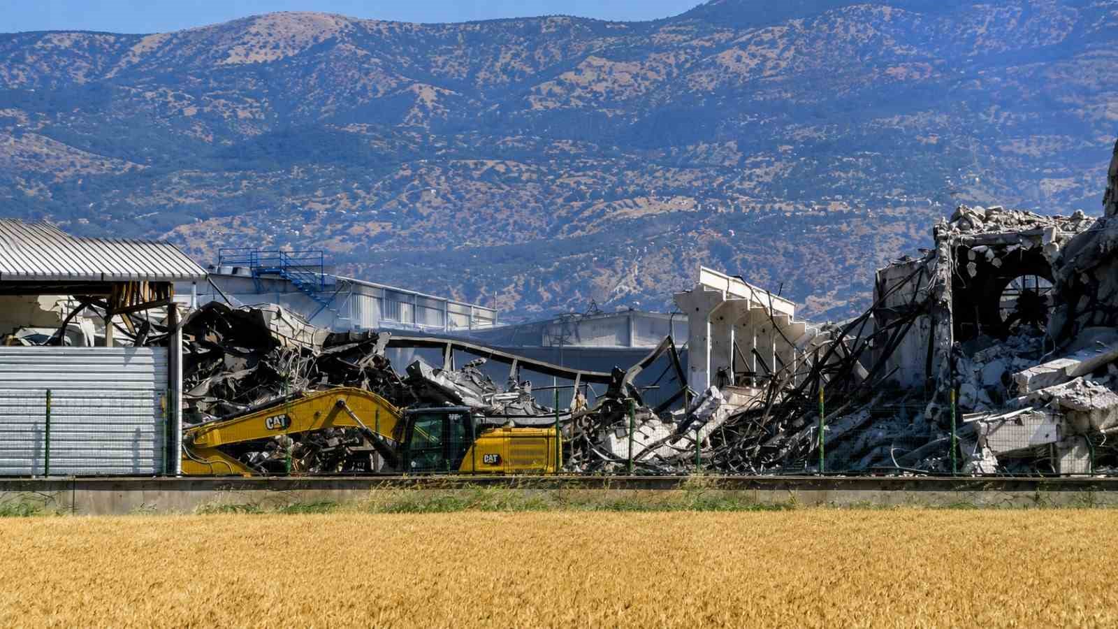 kahramanmarasta tekstil fabrikasindaki yangininin yol actigi hasar goruntulendi 1 CTZhhpPE