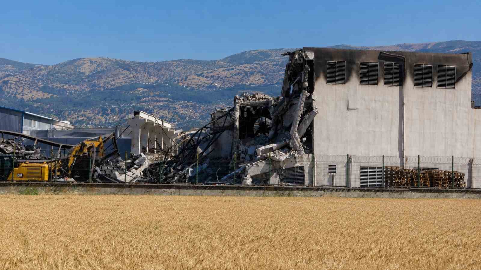 kahramanmarasta tekstil fabrikasindaki yangininin yol actigi hasar goruntulendi 3 NyByWHDV