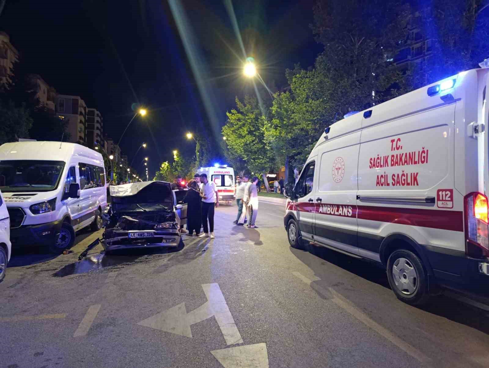 kahramanmarasta trafikte yaris kazayla bitti 5 yarali 7 v5Z3aU9k