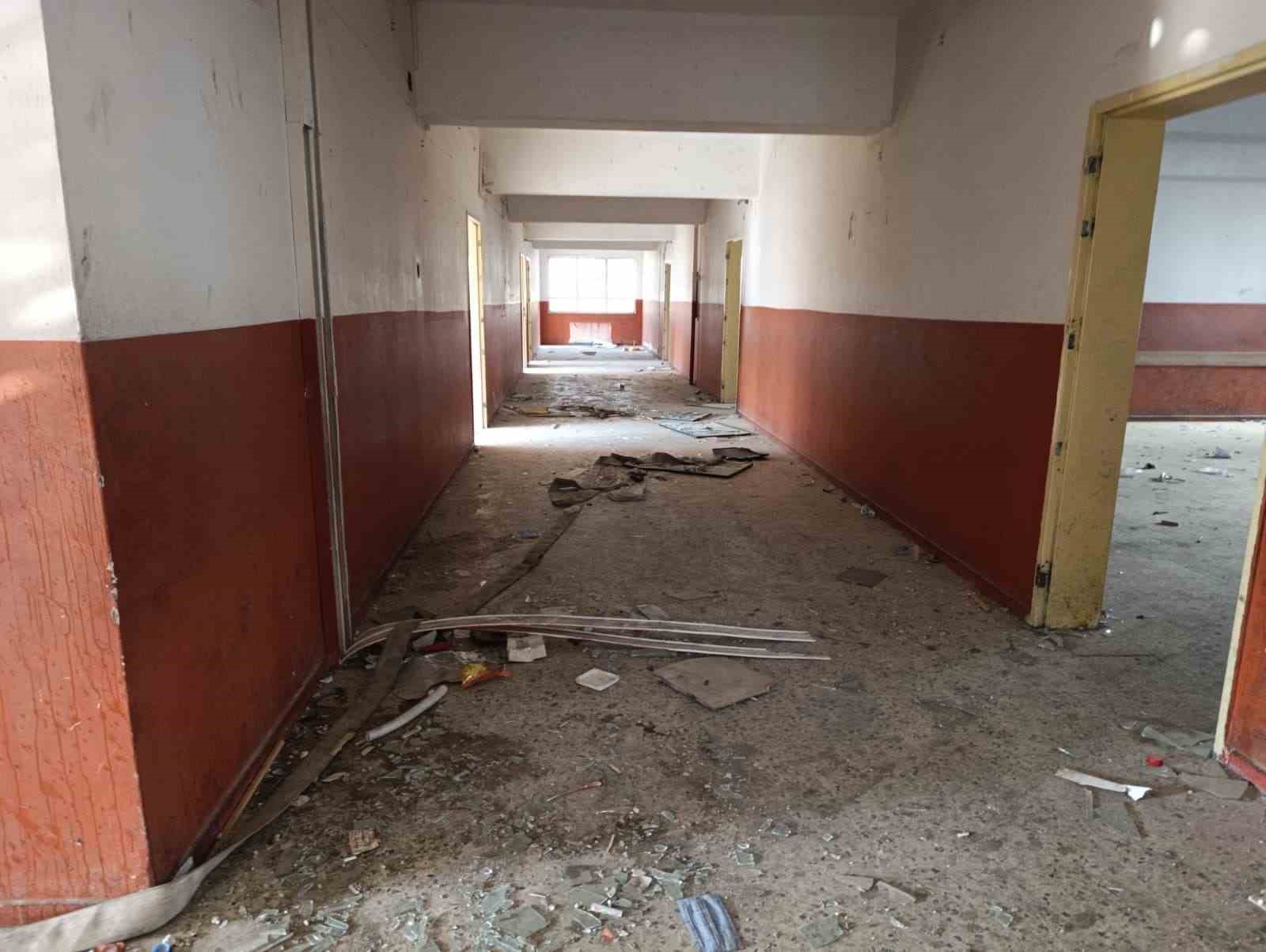 kahramanmarasta yarim asirlik okul yikilmayi bekliyor 3 OyUIjRcI