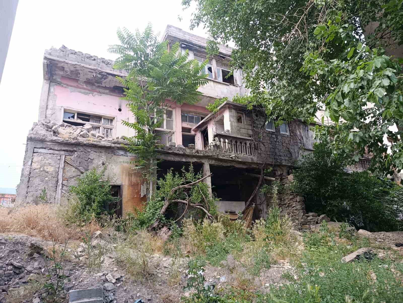kahramanmarasta yikilmasi beklenen binalar vatandasi endiselendiriyor 2 HiAceS8Q
