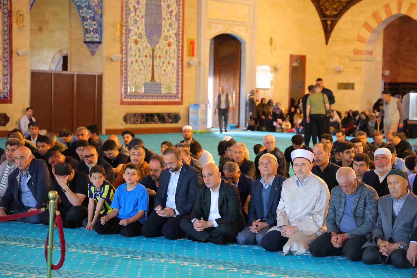 kahramanmarastaki okul saldirisinda hayatini kaybedenler icin mevlit programi duzenlendi 1 aCgur96a
