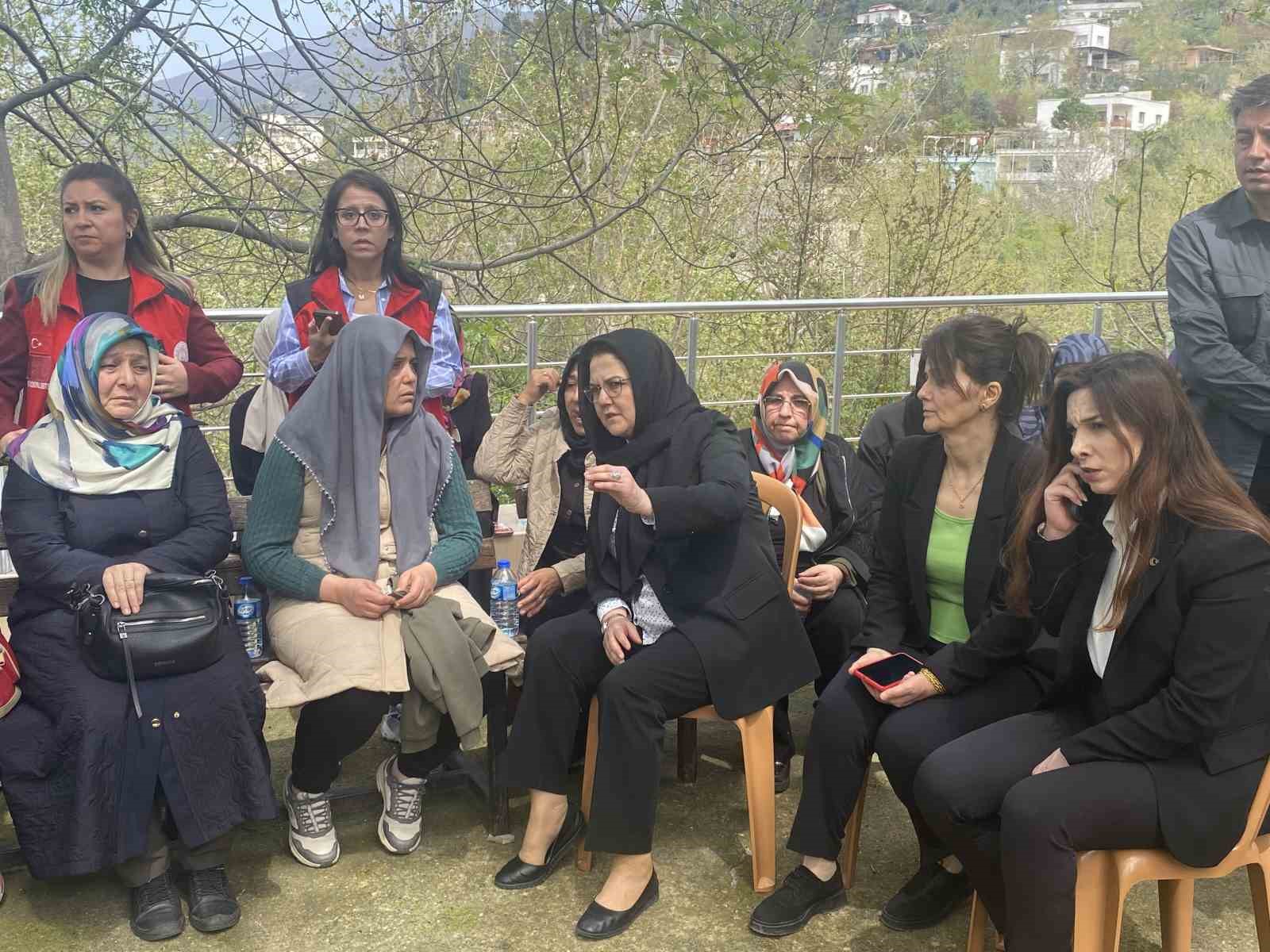Kahramanmaraş’taki saldırıda hayatını kaybeden öğrenci Osmaniye’de toprağa verildi 6 kahramanmarastaki saldirida hayatini kaybeden ogrenci osmaniyede topraga verildi 2