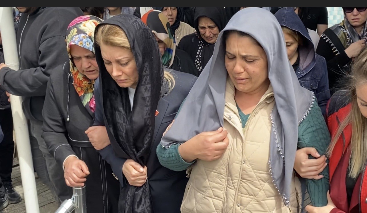 Kahramanmaraş’taki saldırıda hayatını kaybeden öğrenci Osmaniye’de toprağa verildi 8 kahramanmarastaki saldirida hayatini kaybeden ogrenci osmaniyede topraga verildi 4 eY5blZcj