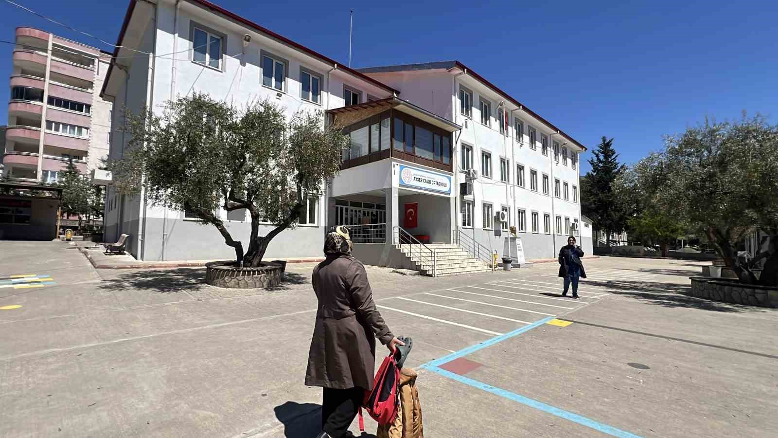 kahramanmarastaki saldirinin ardindan veliler ogrencilerin esyalarini okuldan almaya basladi 0 vB9en7ei