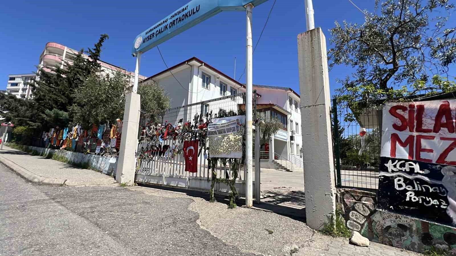 kahramanmarastaki saldirinin ardindan veliler ogrencilerin esyalarini okuldan almaya basladi 3 tzPBG511