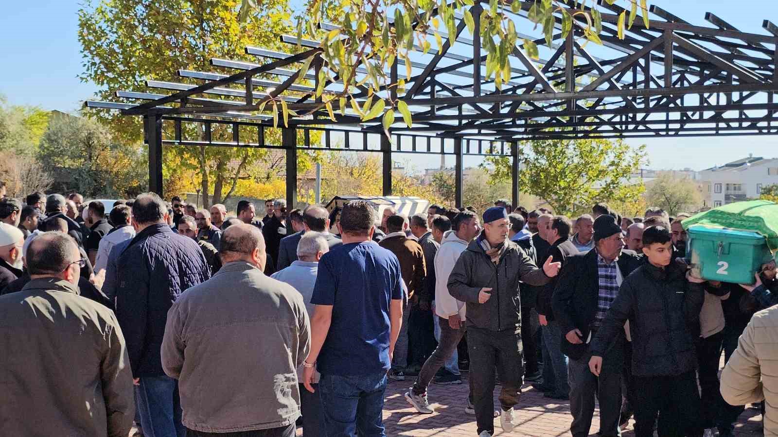 kahreden kaza ogretmenin aracinin carpmasi sonucu hayatini kaybeden ogrenci topraga verildi 1 irmKkeNS