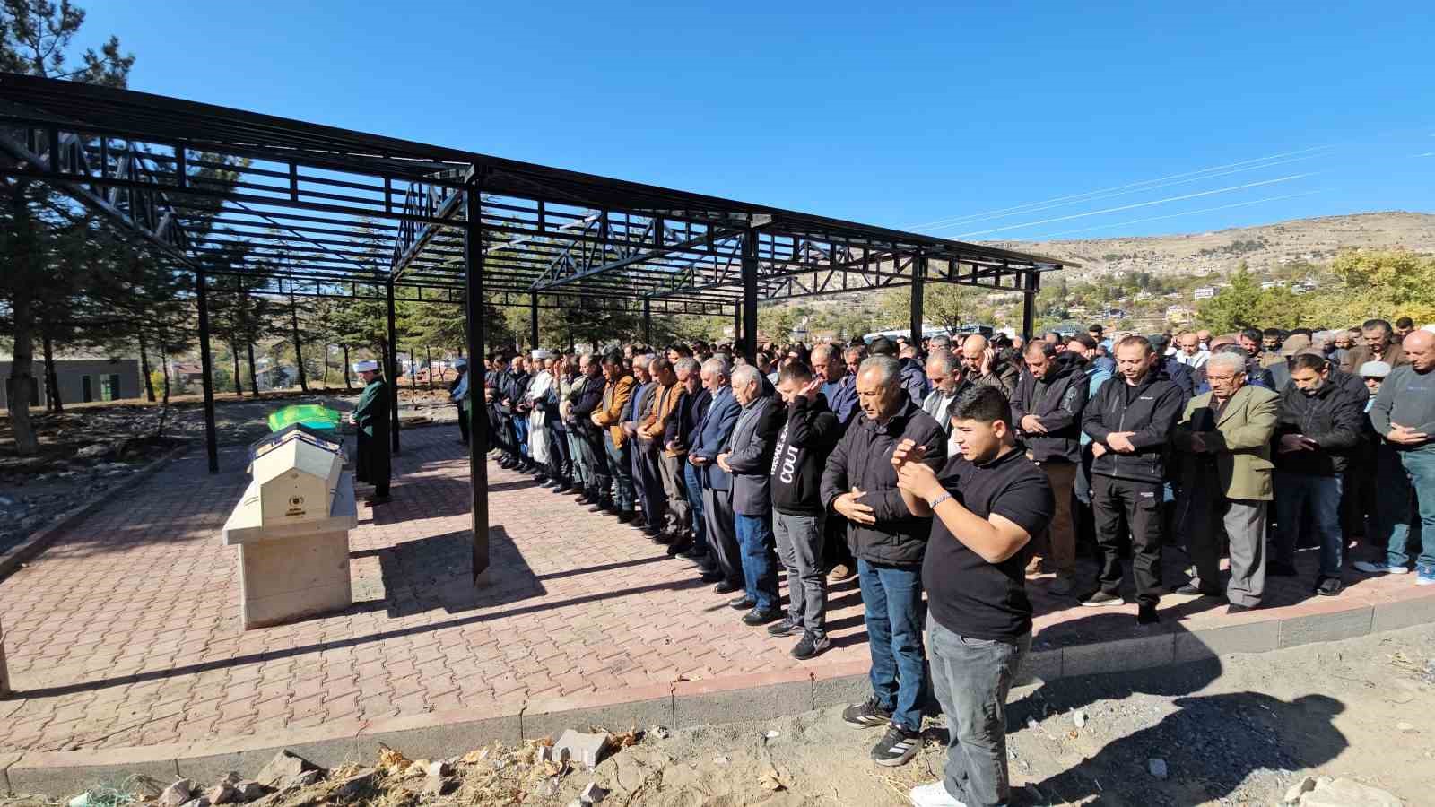 kahreden kaza ogretmenin aracinin carpmasi sonucu hayatini kaybeden ogrenci topraga verildi 2 LXWfW8Iv