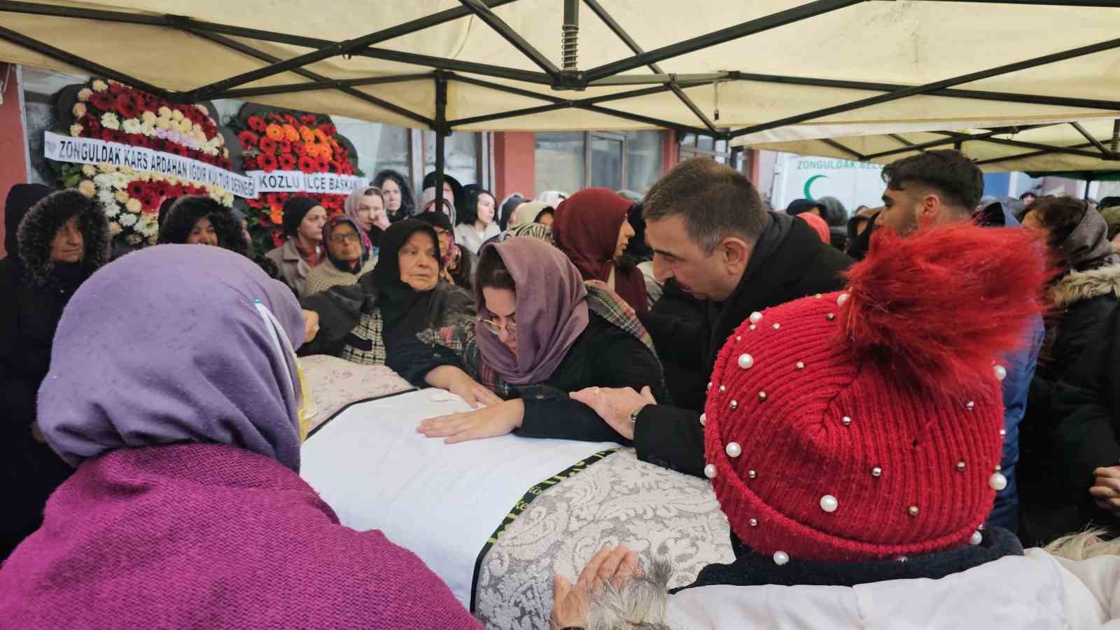 Kahreden tesadüf: 6 yıl önce annesi patates püresinden, kızı ise elma yerken öldü 8 kahreden tesaduf 6 yil once annesi patates puresinden kizi ise elma yerken oldu 4 pAyrKWGI