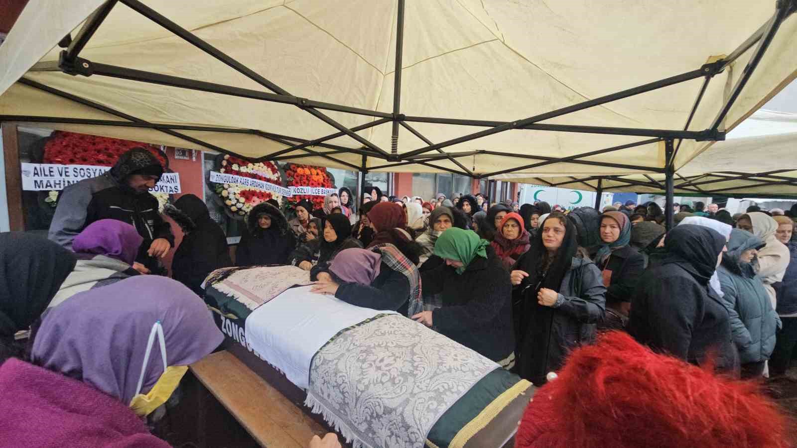 Kahreden tesadüf: 6 yıl önce annesi patates püresinden, kızı ise elma yerken öldü 10 kahreden tesaduf 6 yil once annesi patates puresinden kizi ise elma yerken oldu 6 3myOD28T