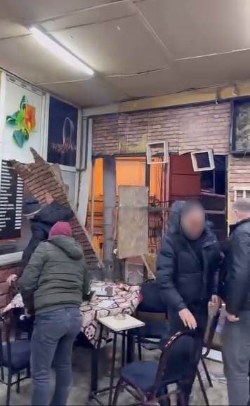 kahvehanenin duvarlari parcalansa da oyunlarina devam ettiler 1 Nc5BiNBW