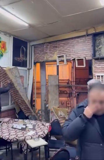 kahvehanenin duvarlari parcalansa da oyunlarina devam ettiler 2 nTtW9gE5