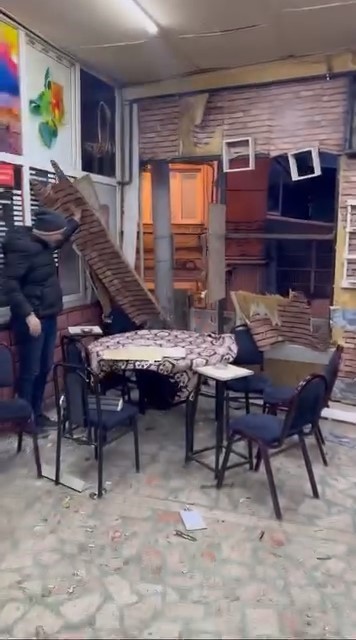 kahvehanenin duvarlari parcalansa da oyunlarina devam ettiler 4 rDt2ij31