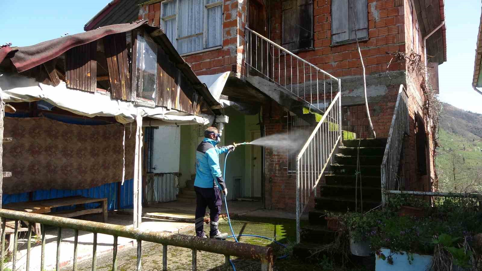Kahverengi kokarcaya karşı kışlaklardan çıkış öncesi ilaçlama hız kazandı 11 kahverengi kokarcaya karsi kislaklardan cikis oncesi ilaclama hiz kazandi 7 JqBujs3Y