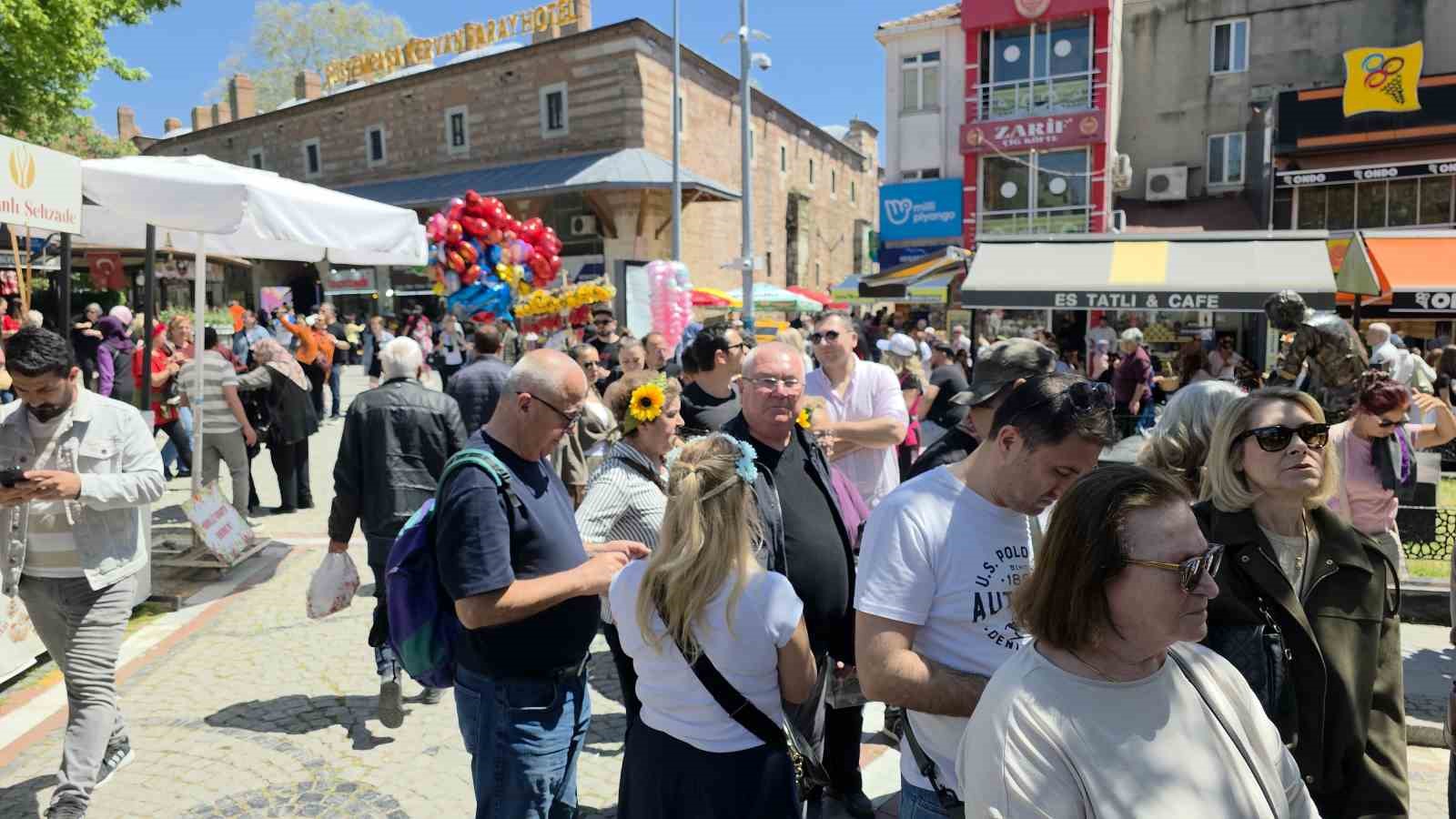 Kakava şenlikleri için gelen turistler ciğercilerde kuyruk oluşturdu 4 kakava senlikleri icin gelen turistler cigercilerde kuyruk olusturdu 0 R2wFHnBc