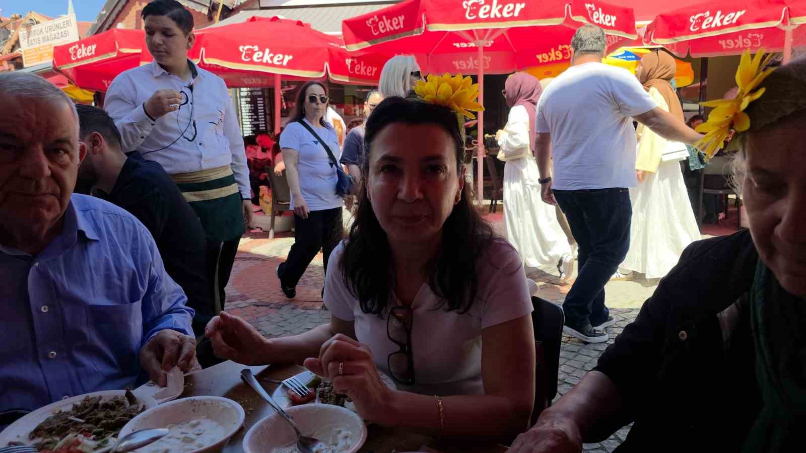 Kakava şenlikleri için gelen turistler ciğercilerde kuyruk oluşturdu 6 kakava senlikleri icin gelen turistler cigercilerde kuyruk olusturdu 2 gaKTLwh2