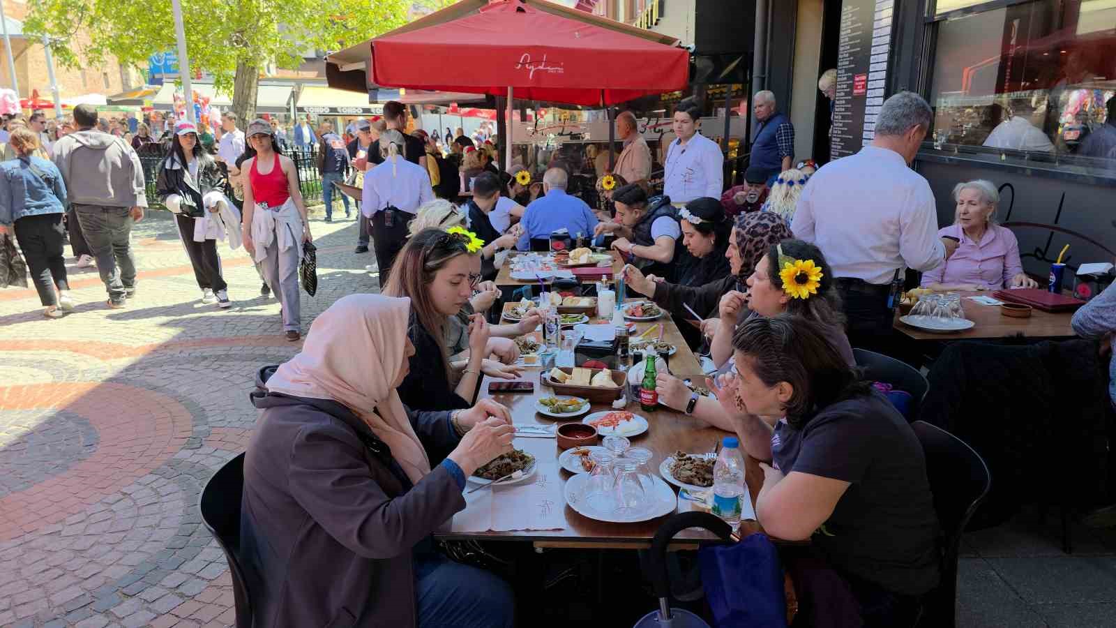 Kakava şenlikleri için gelen turistler ciğercilerde kuyruk oluşturdu 7 kakava senlikleri icin gelen turistler cigercilerde kuyruk olusturdu 3 5MOcZOIg