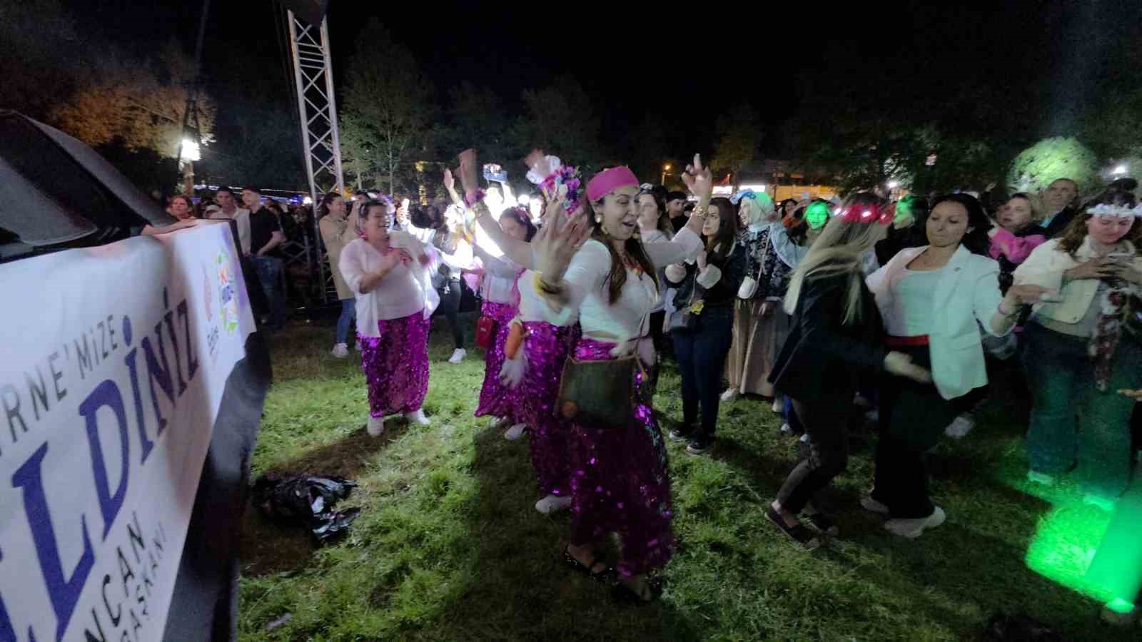 kakavada sarkici menguc sahne aldi sarayicinde cosku zirveye ulasti 0 UXipwbmX