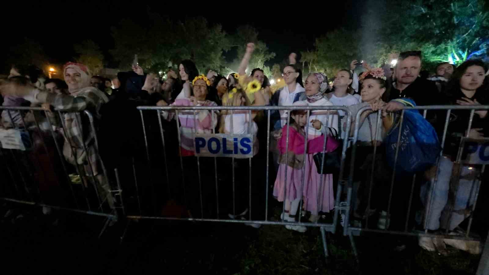 kakavada sarkici menguc sahne aldi sarayicinde cosku zirveye ulasti 1