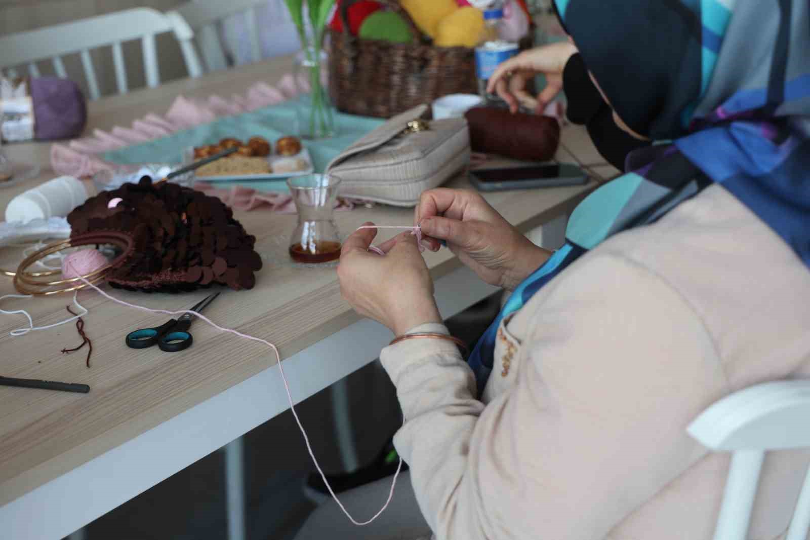 kalabaliktan sikildilar hayallerini orgu kafeyle gercege donusturduler 0 QSba3DCh