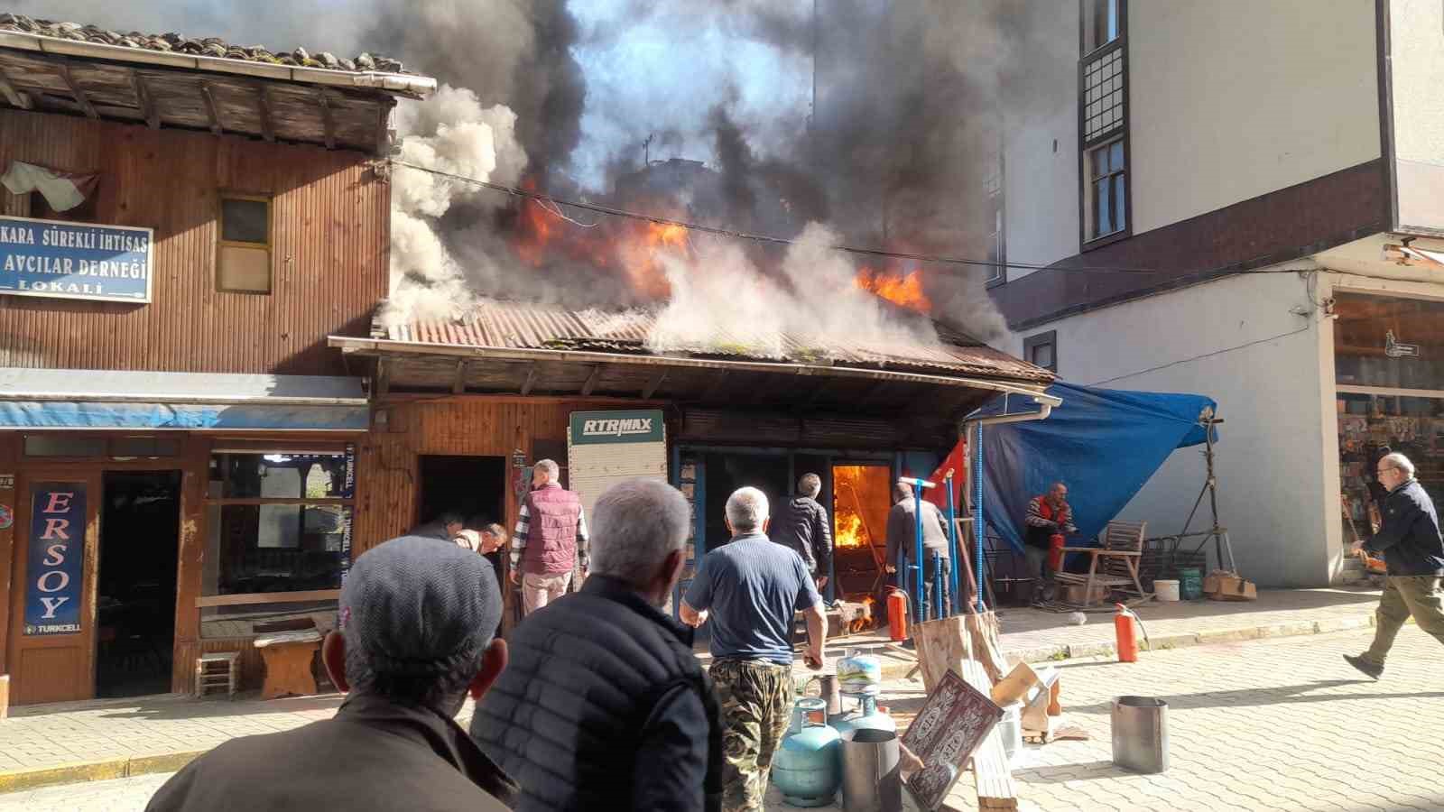 kalayci dukkanindaki yangini sondurmek icin seferber oldular 0 SYqSlfRF