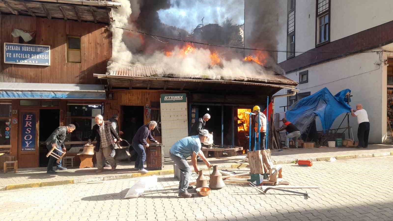 kalayci dukkanindaki yangini sondurmek icin seferber oldular 1 s9hW3yd7