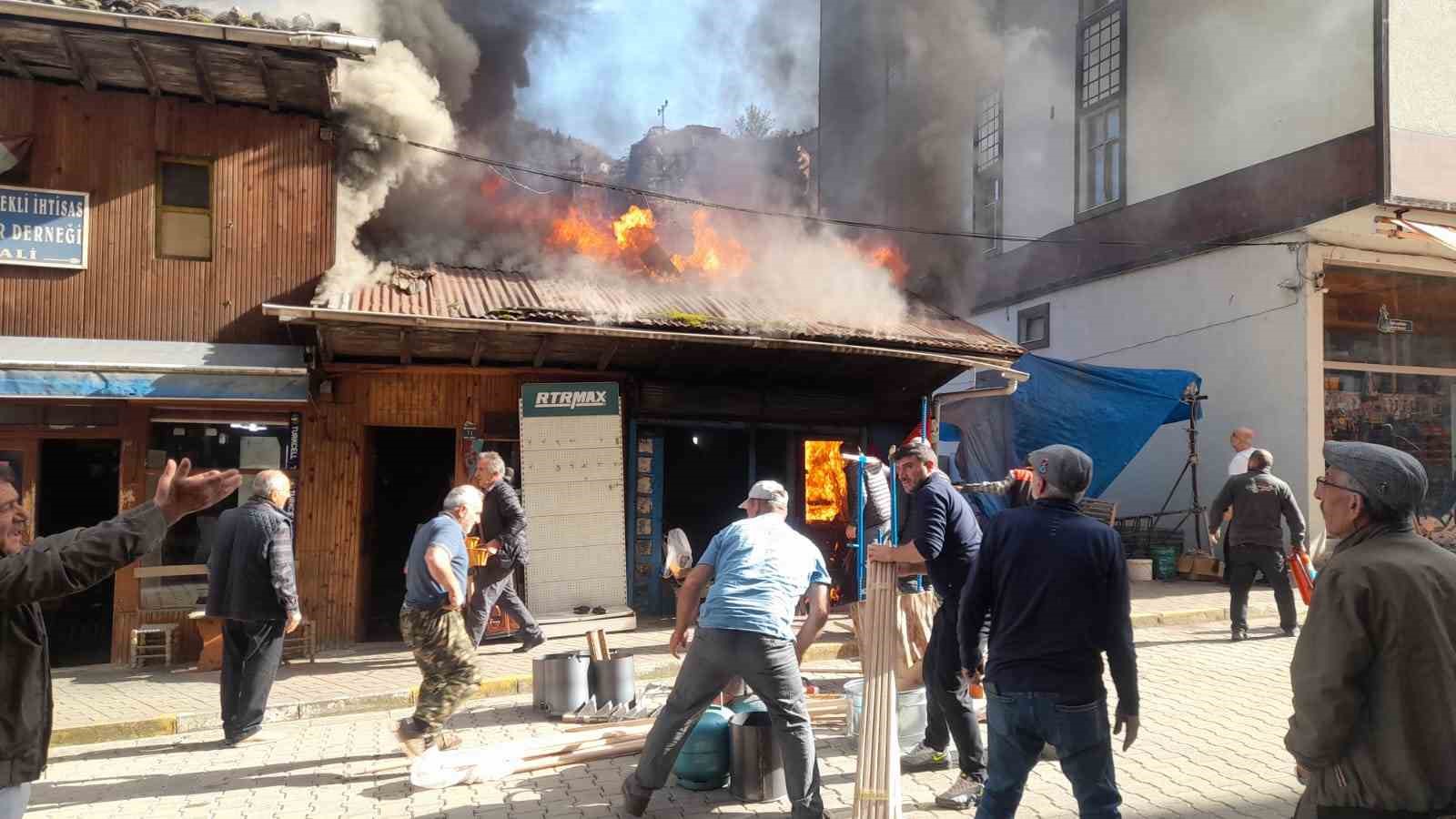 kalayci dukkanindaki yangini sondurmek icin seferber oldular 2 h97VaT7N
