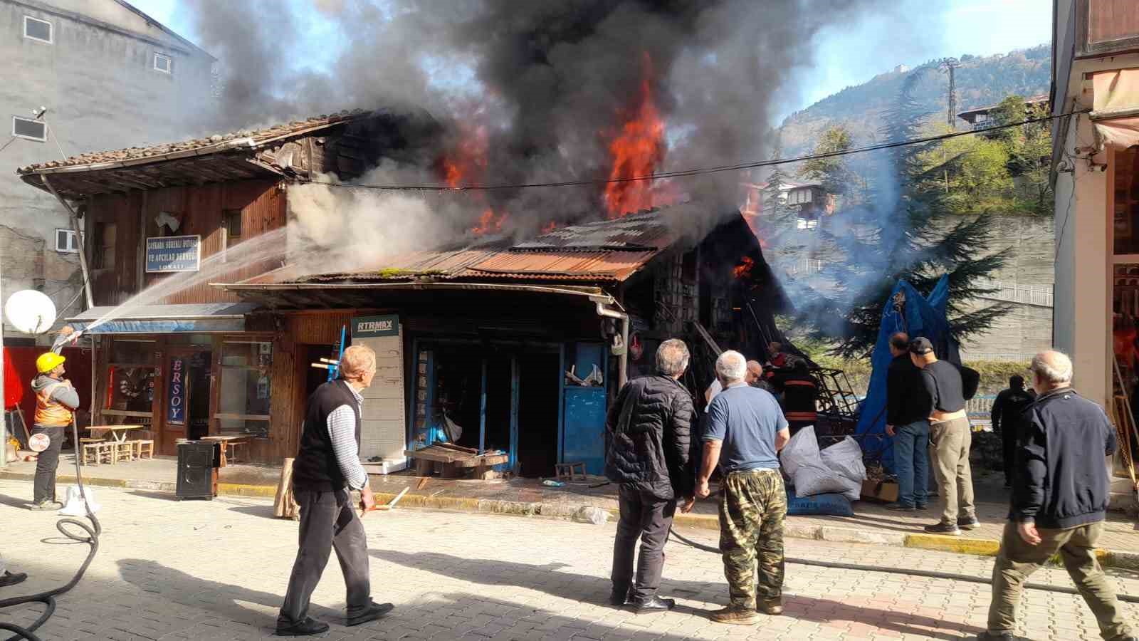 kalayci dukkanindaki yangini sondurmek icin seferber oldular 3 rj7UPVGZ