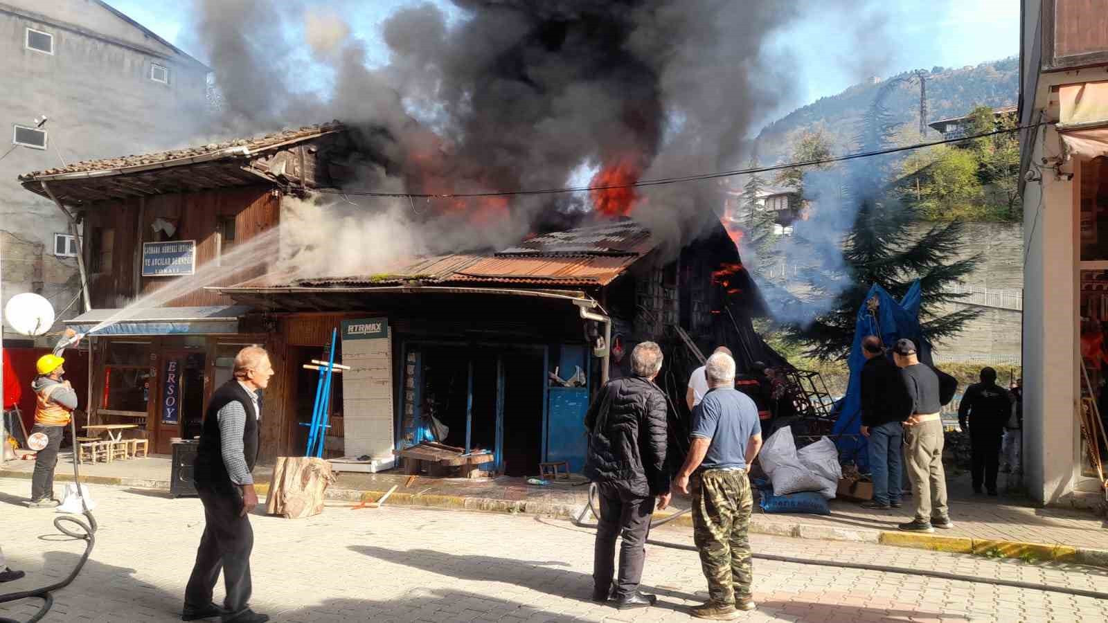 kalayci dukkanindaki yangini sondurmek icin seferber oldular 4 jCqeG3V3