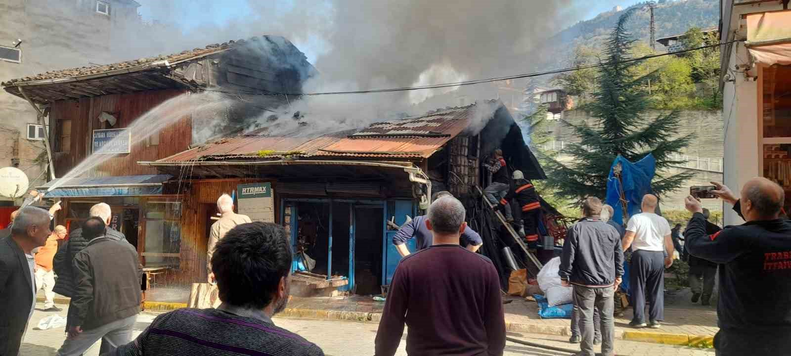 kalayci dukkanindaki yangini sondurmek icin seferber oldular 5 8YFshPut