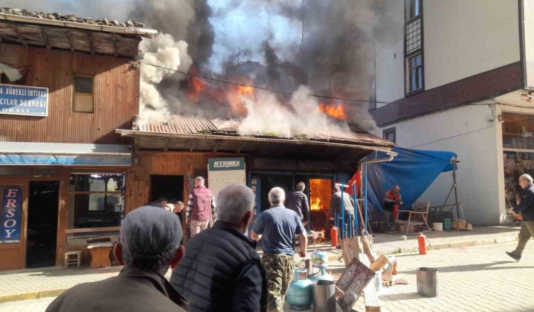 kalayci-dukkanindaki-yangini-sondurmek-icin-seferber-oldular-nDPz2vIb.jpg