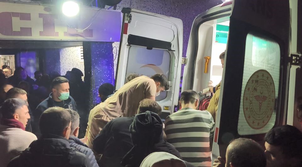 kalbi duran yarali icin doktor sedye uzerinde kalp masaji yapti 0 PIQ4GyKA