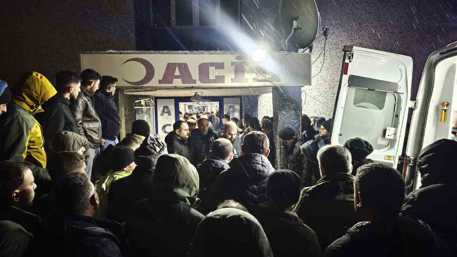 kalbi duran yarali icin doktor sedye uzerinde kalp masaji yapti 3 1WyRZLuY