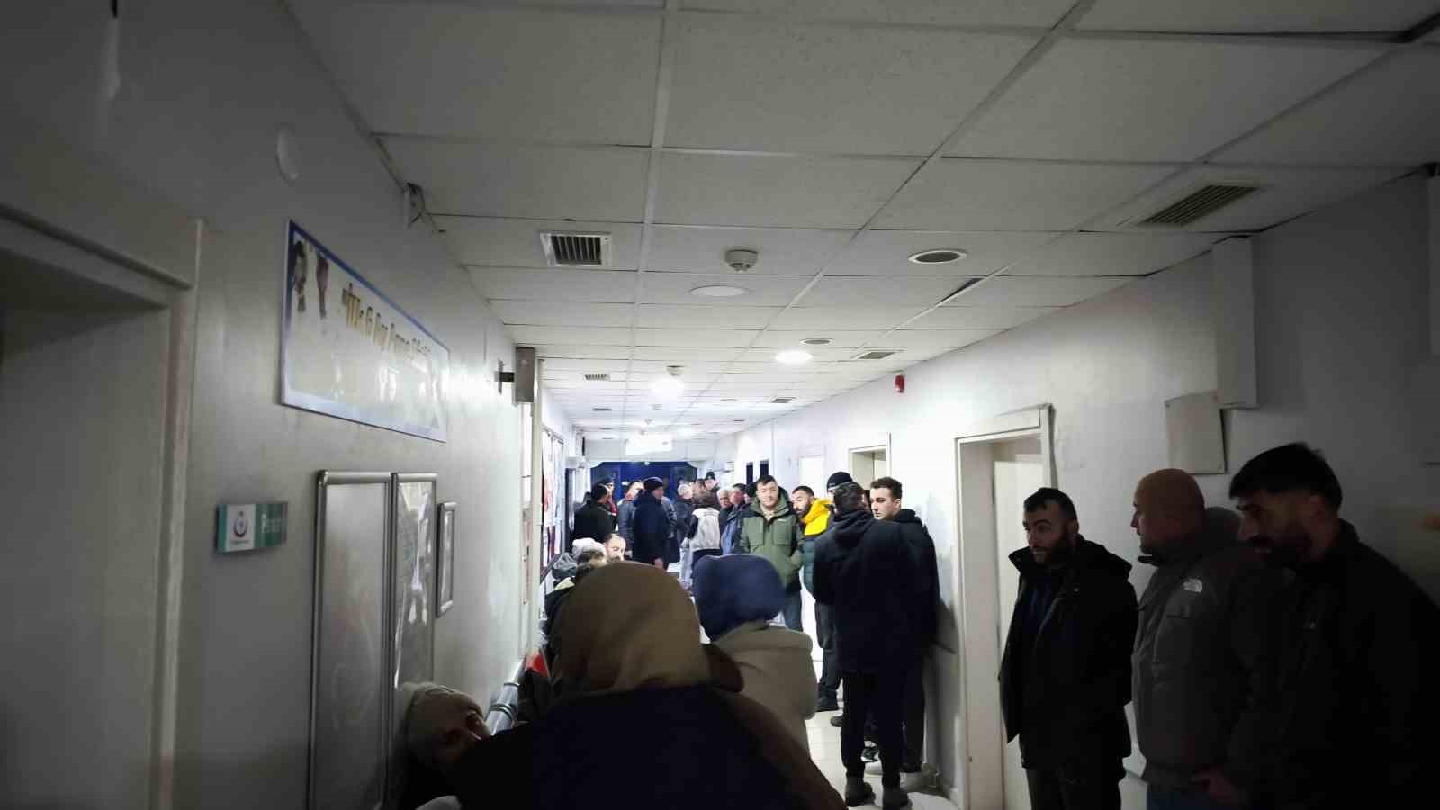 kalbi duran yarali icin doktor sedye uzerinde kalp masaji yapti 4 BbiTjA2n