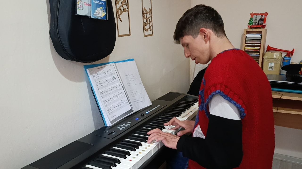 kalbindeki engele piyanoyla direniyor 2 MEIIdjdp