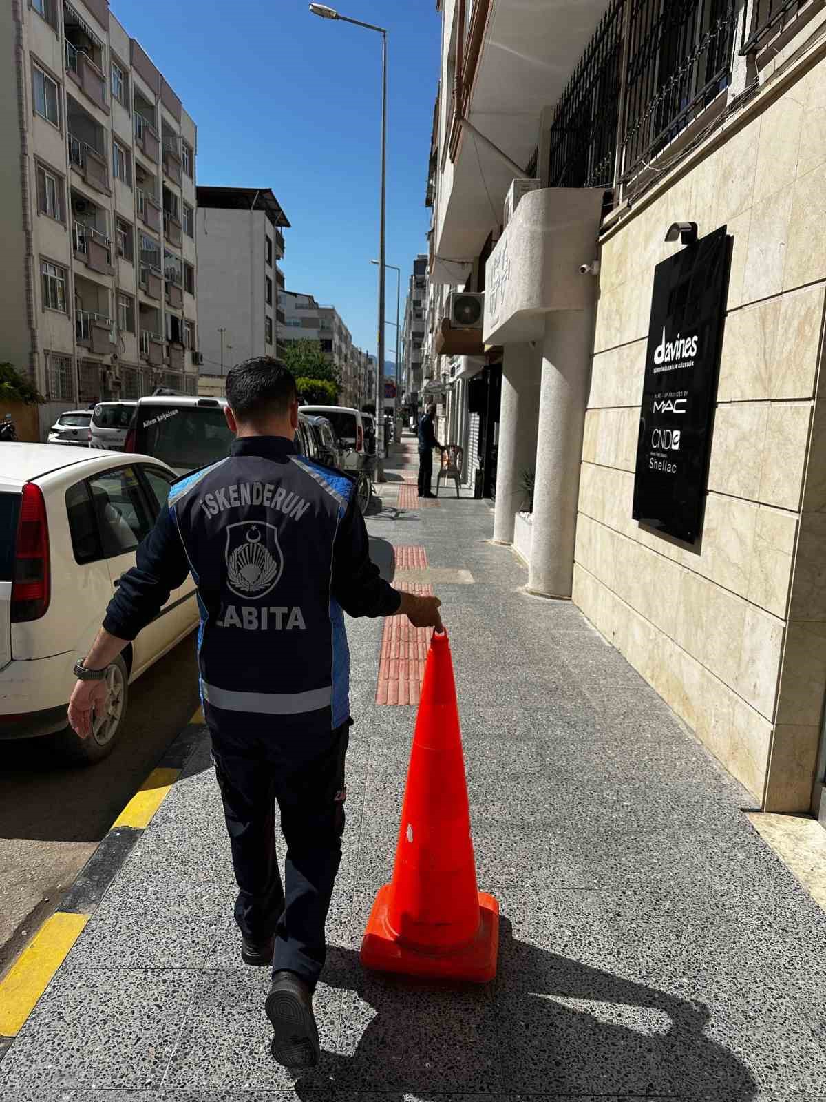 Kaldırım işgalini önlemek için operasyona çıkan zabıtanın görev aşkı, esnafın ısrarını yendi 6 kaldirim isgalini onlemek icin operasyona cikan zabitanin gorev aski esnafin israrini yendi 2