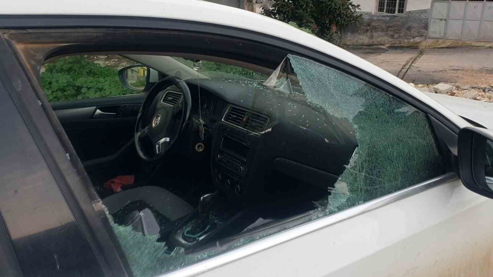 kaldirim tasiyla camini kirdiklari otomobilden depremzede vatandasin 100 bin tlsini caldilar 0 fNjz5cGY