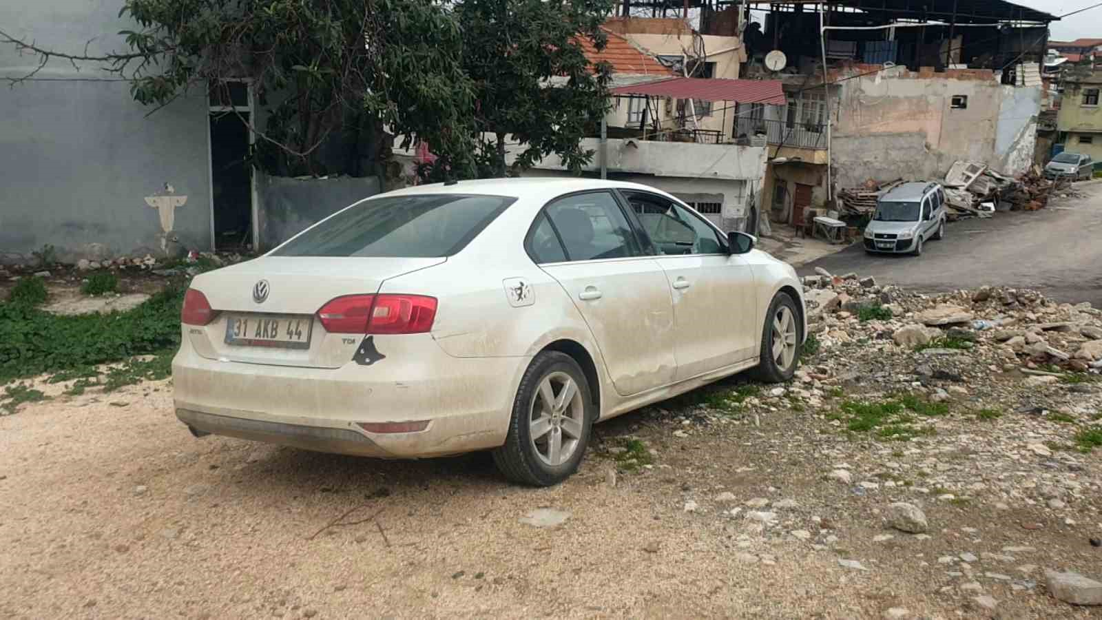kaldirim tasiyla camini kirdiklari otomobilden depremzede vatandasin 100 bin tlsini caldilar 3 AgeLhipP