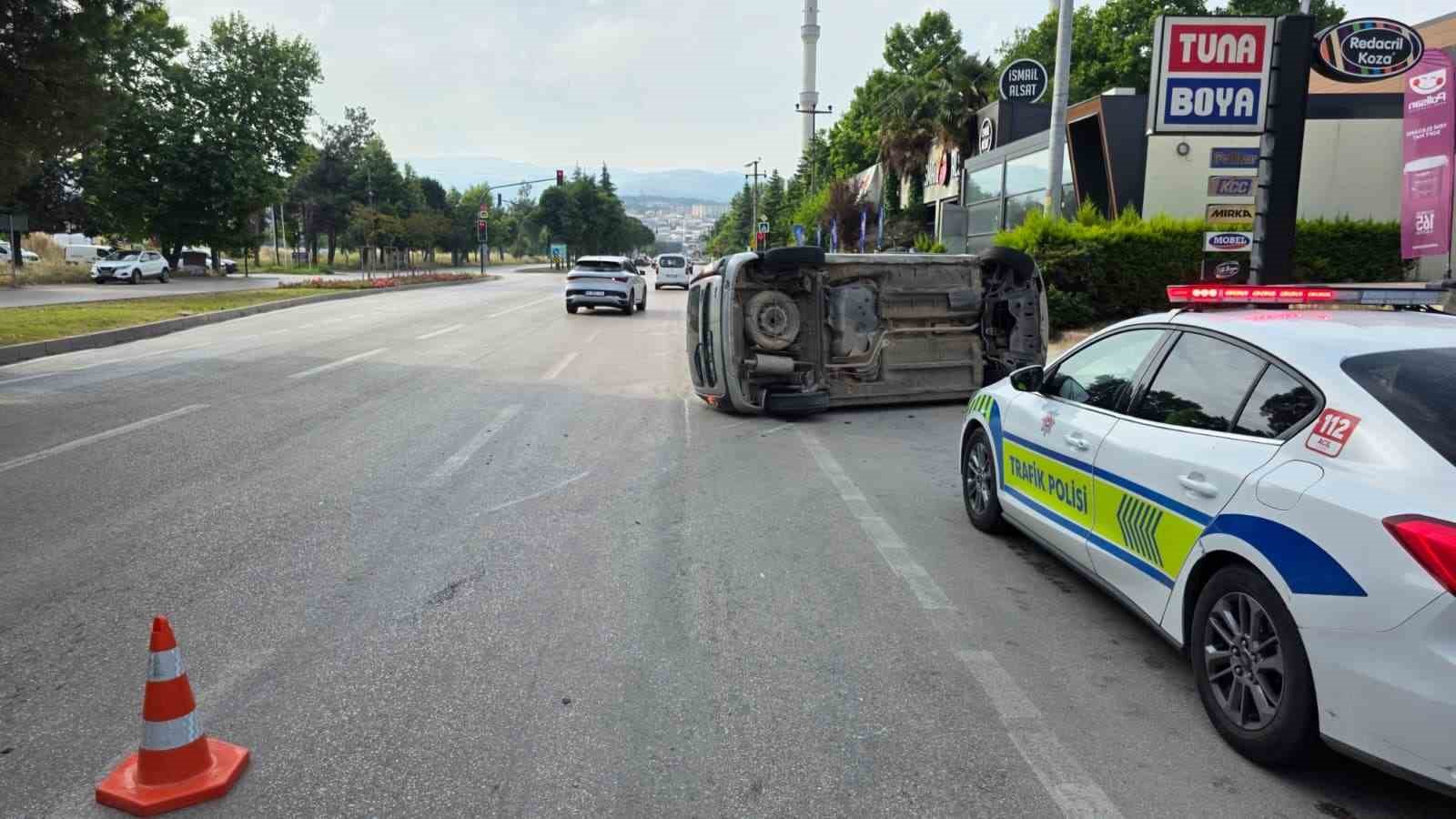 Kaldırıma çarpan araç takla attı: 2 yaralı 4 kaldirima carpan arac takla atti 2 yarali 0 h3AZOWjP