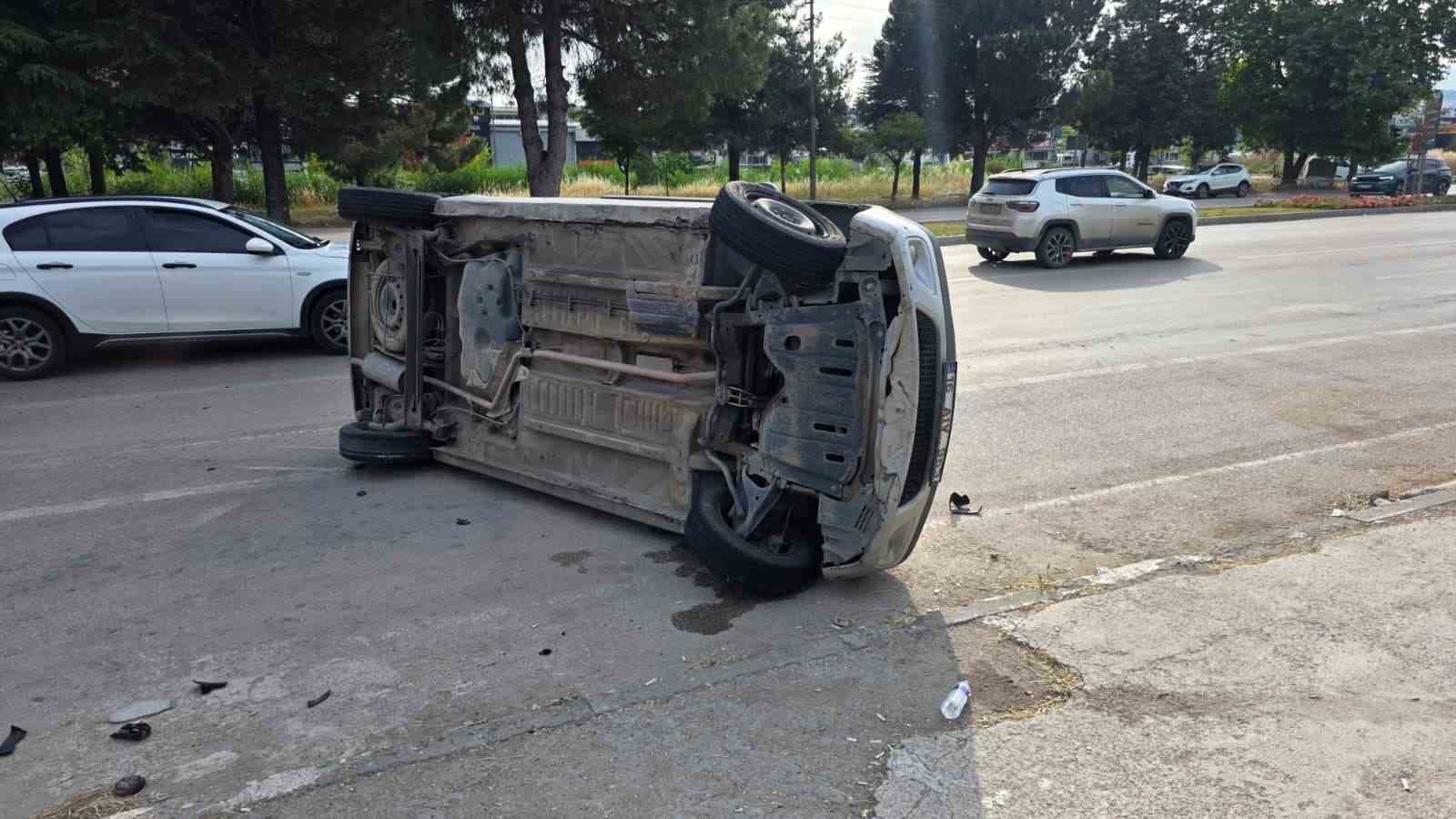 Kaldırıma çarpan araç takla attı: 2 yaralı 5 kaldirima carpan arac takla atti 2 yarali 1 awda5AVC